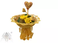 Mýdlová kytice žlutých růží v ručně háčkované číši s háčkovanými srdíčky – originální dekorace