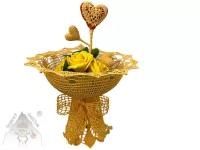 Mýdlová kytice žlutých růží v ručně háčkované číši s háčkovanými srdíčky – originální dekorace