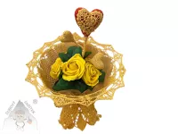 Mýdlová kytice žlutých růží v ručně háčkované číši s háčkovanými srdíčky – originální dekorace