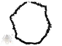 Náhrdelník z nepravidelných kamenných korálků černého achátu, přírodní minerální šperk v černých tónech.