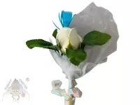 Bílá mýdlová růže v organze zdobená peříčkem– dárková voňavá dekorace