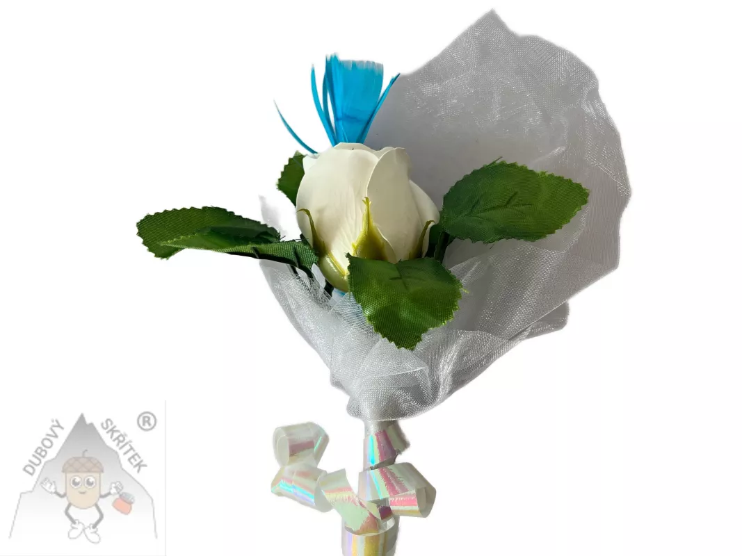 Bílá mýdlová růže v organze zdobená peříčkem– dárková voňavá dekorace