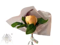Broskvová mýdlová růže v organze zdobená peříčkem– dárková voňavá dekorace