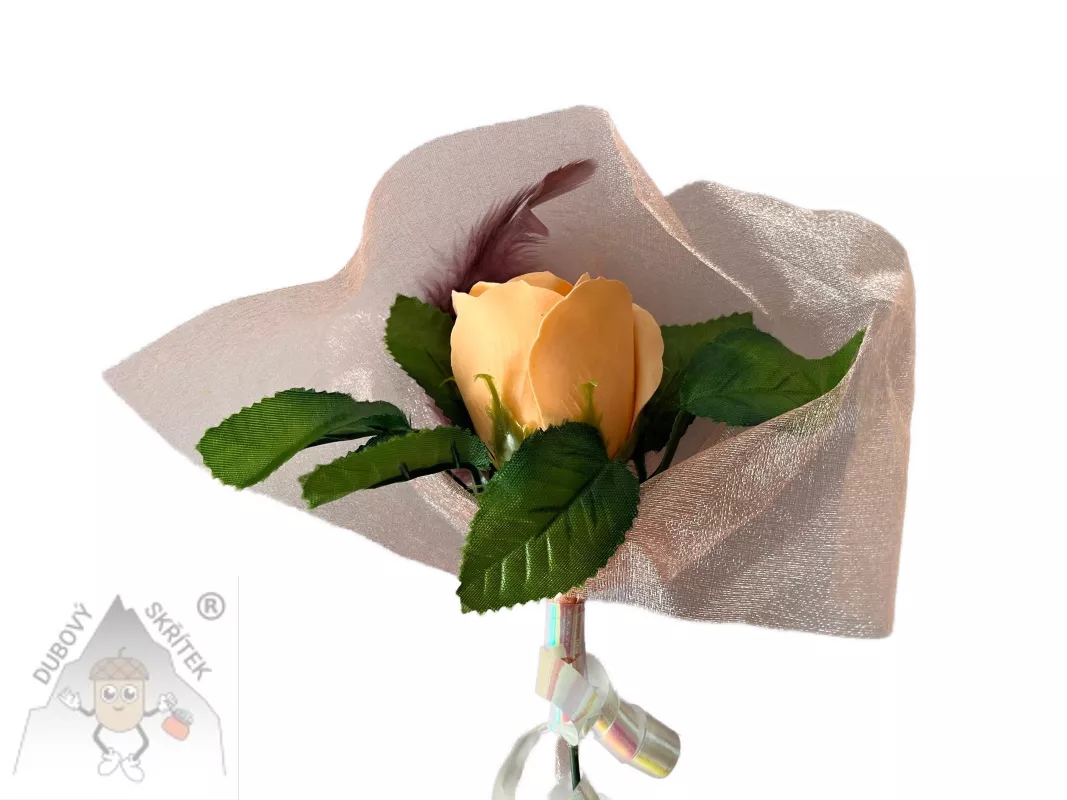 Broskvová mýdlová růže v organze zdobená peříčkem– dárková voňavá dekorace