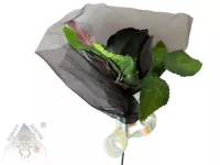 Černá mýdlová růže v organze zdobená peříčkem– dárková voňavá dekorace