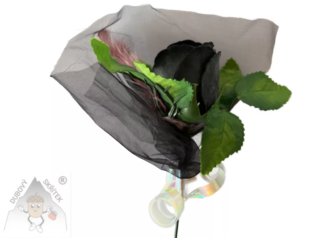 Černá mýdlová růže v organze zdobená peříčkem– dárková voňavá dekorace