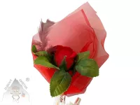  Červená mýdlová růže v organze zdobená peříčkem– dárková voňavá dekorace