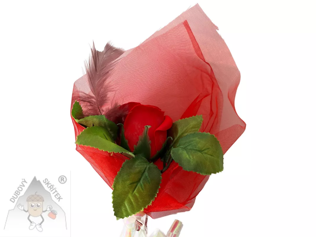  Červená mýdlová růže v organze zdobená peříčkem– dárková voňavá dekorace