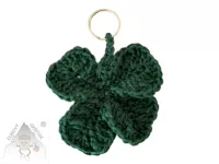 Ručně háčkovaný čtyřlístek pro štěstí jako přívěsek – originální handmade doplněk