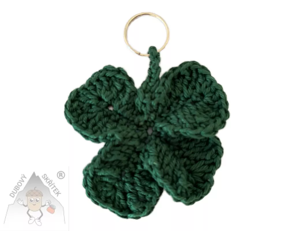 Ručně háčkovaný čtyřlístek pro štěstí jako přívěsek – originální handmade doplněk