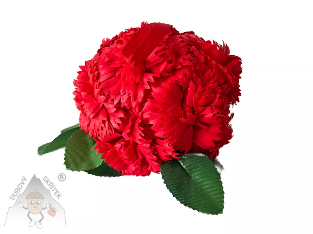 Závěsná dekorativní koule z červených karafiátů se zelenými lístky na červené stuze