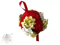 Závěsná dekorativní koule z červených karafiátů a bílých a zelených hortenzií na červené stuze