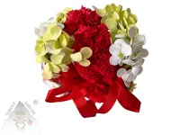 Závěsná dekorativní koule z červených karafiátů a bílých a zelených hortenzií na červené stuze