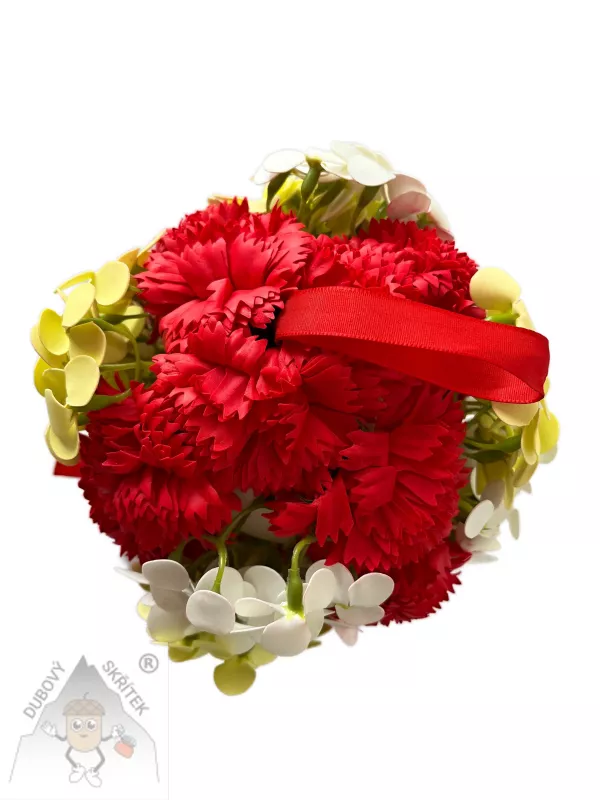 Závěsná dekorativní koule z červených karafiátů a bílých a zelených hortenzií na červené stuze