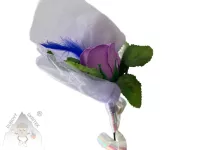 Fialová mýdlová růže v organze zdobená peříčkem– dárková voňavá dekorace