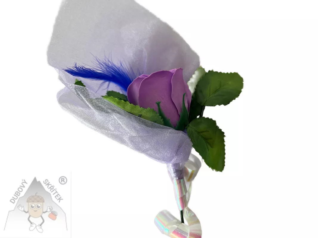 Fialová mýdlová růže v organze zdobená peříčkem– dárková voňavá dekorace