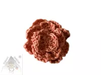 Háčkovaná brož ve tvaru květu, ručně vyráběná květinová dekorace z příze.