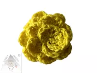 Háčkovaná brož ve tvaru květu, ručně vyráběná květinová dekorace z příze.