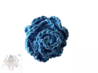 Háčkovaná brož ve tvaru květu, ručně vyráběná modrá květinová dekorace z příze.
