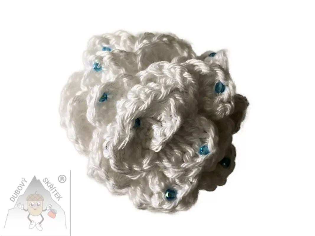 Háčkovaná brož ve tvaru květu, ručně vyráběná květinová dekorace z příze.