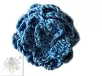 Háčkovaná brož ve tvaru květu, ručně vyráběná květinová dekorace z příze.