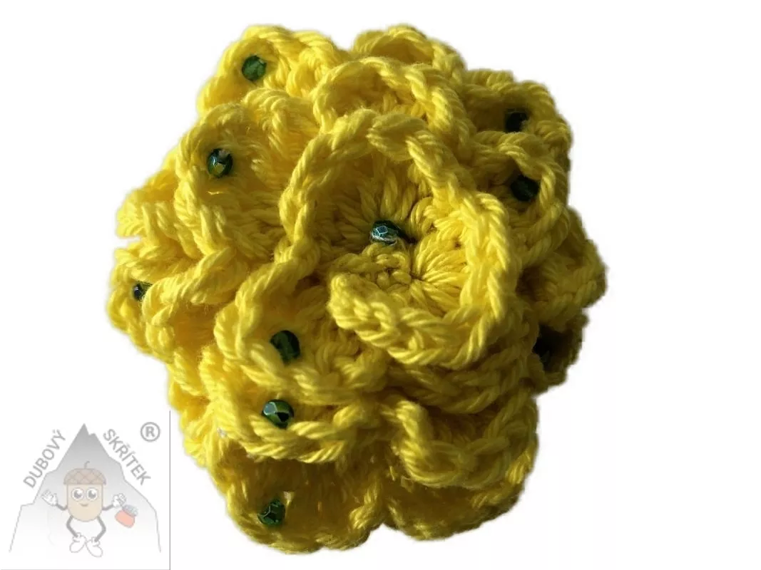Háčkovaná brož ve tvaru květu, ručně vyráběná květinová dekorace z příze.