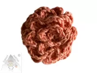 Háčkovaná brož ve tvaru květu, ručně vyráběná květinová dekorace z příze.