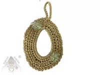 Háčkované vajíčko s poutkem na zavěšení, ozdobené dvěma třpytivými kvítky.