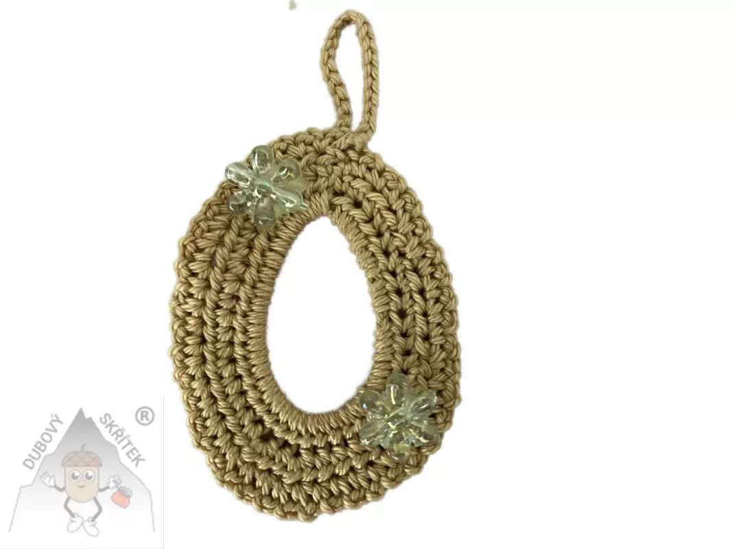 Háčkované vajíčko s poutkem na zavěšení, ozdobené dvěma třpytivými kvítky.