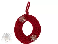 Háčkované vajíčko s poutkem na zavěšení, ozdobené dvěma třpytivými kvítky.