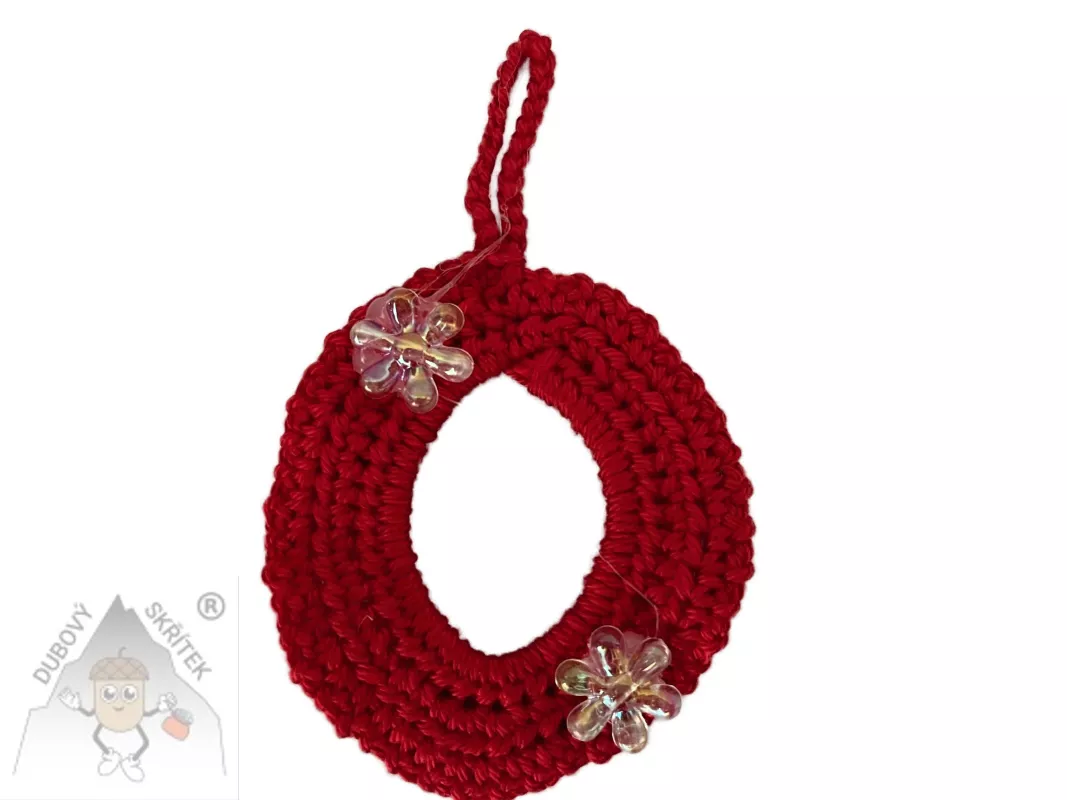 Háčkované vajíčko s poutkem na zavěšení, ozdobené dvěma třpytivými kvítky.