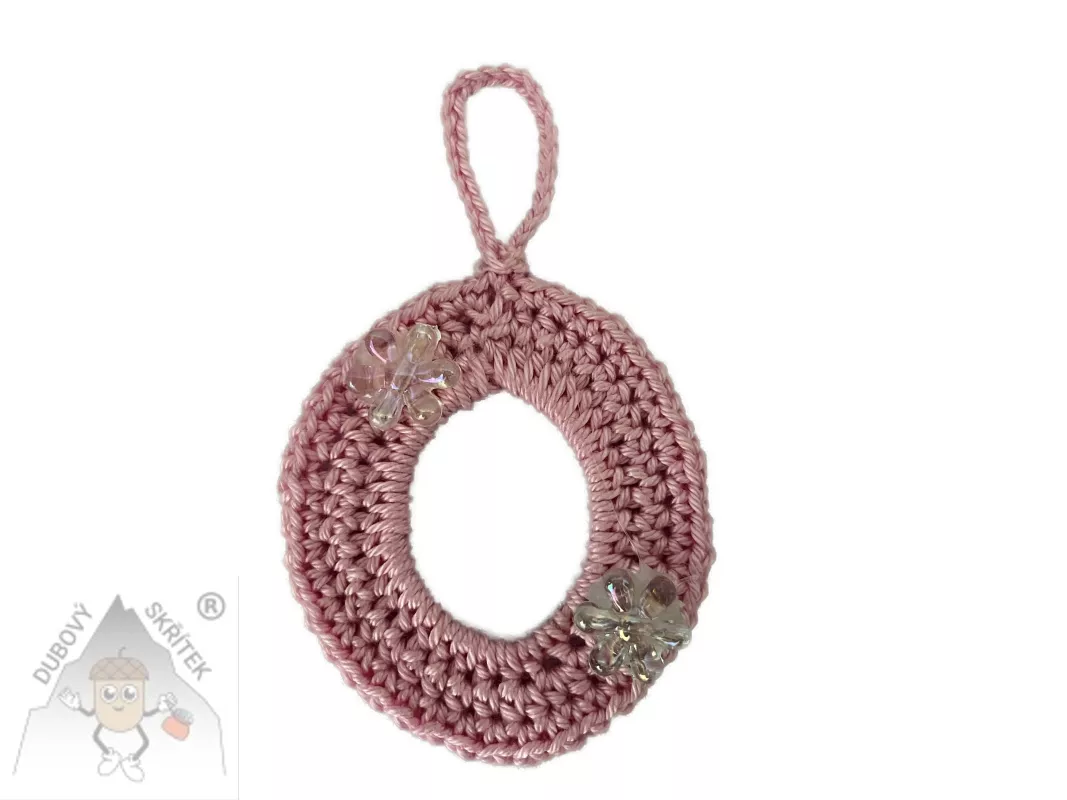 Háčkované vajíčko s poutkem na zavěšení, ozdobené dvěma třpytivými kvítky.