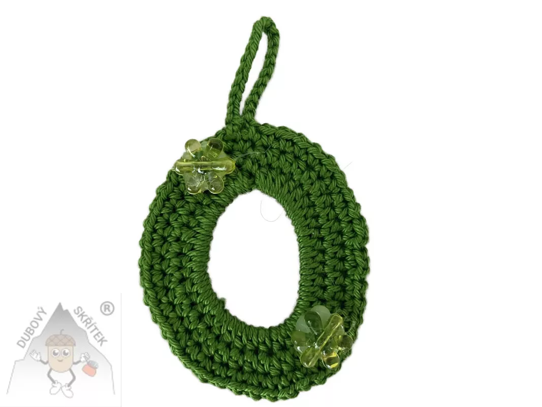 Háčkované vajíčko s poutkem na zavěšení, ozdobené dvěma třpytivými kvítky.