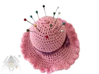 Ručně háčkovaný klobouček sloužící jako jehelníček nebo přívěsek – originální handmade doplněk