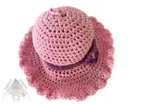 Ručně háčkovaný klobouček sloužící jako jehelníček nebo přívěsek – originální handmade doplněk