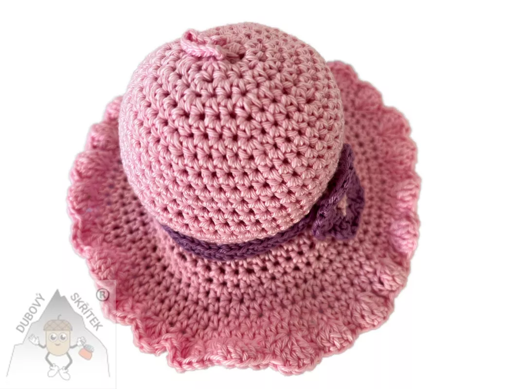 Ručně háčkovaný klobouček sloužící jako jehelníček nebo přívěsek – originální handmade doplněk