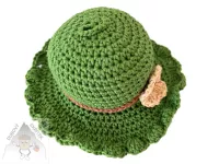 Ručně háčkovaný klobouček sloužící jako jehelníček nebo přívěsek – originální handmade doplněk