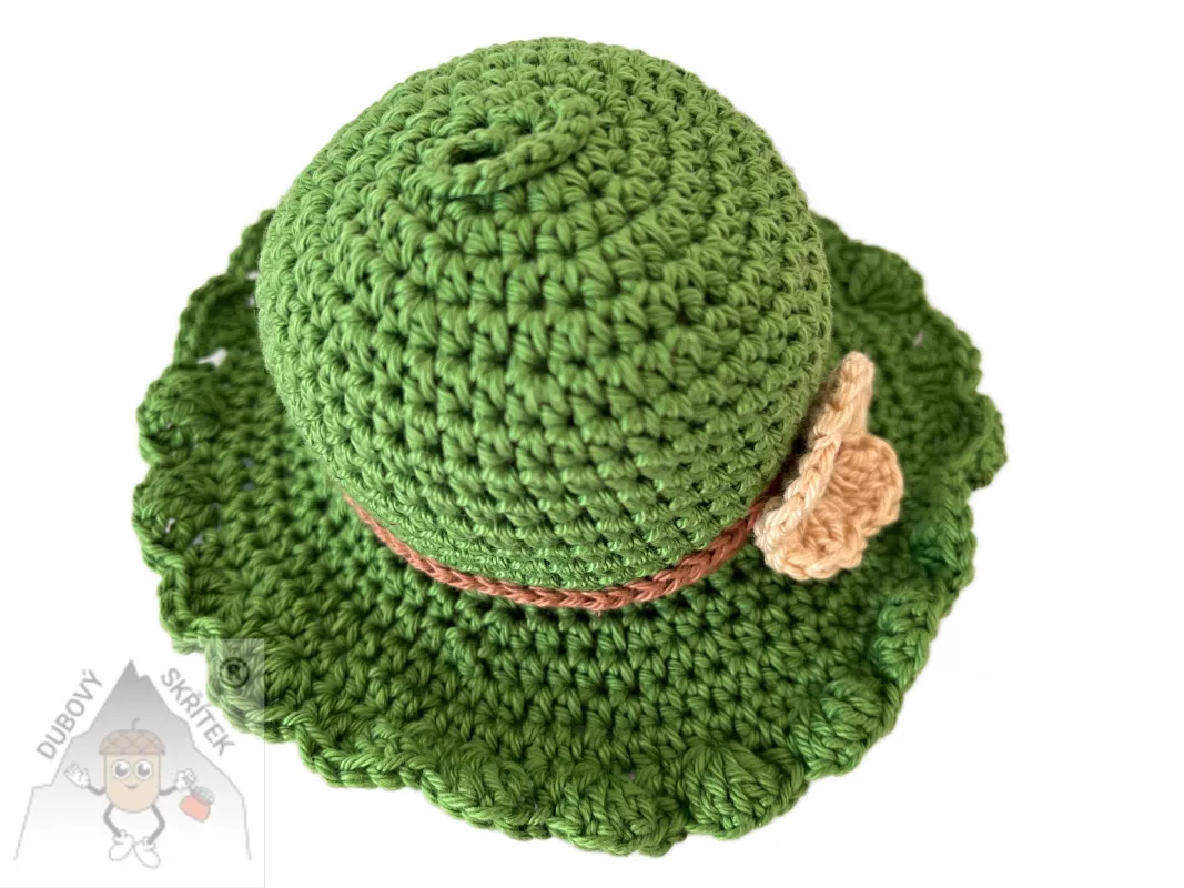 Ručně háčkovaný klobouček sloužící jako jehelníček nebo přívěsek – originální handmade doplněk