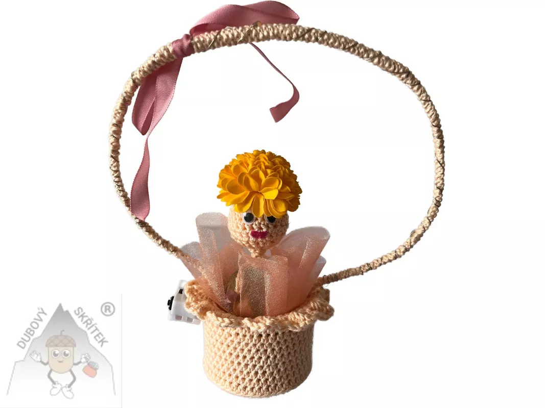 Háčkovaný košíček s mýdlovou panenkou a organzou – ruční dekorace