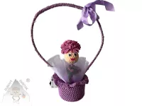 Háčkovaný košíček s mýdlovou panenkou a organzou – ruční dekorace