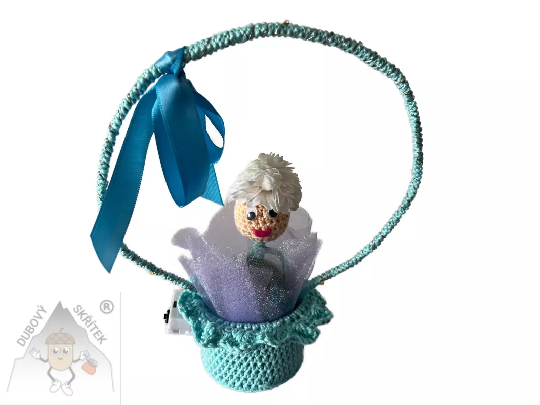 Háčkovaný košíček s mýdlovou panenkou a organzou – ruční dekorace