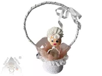 Háčkovaný košíček s mýdlovou panenkou a organzou – ruční dekorace