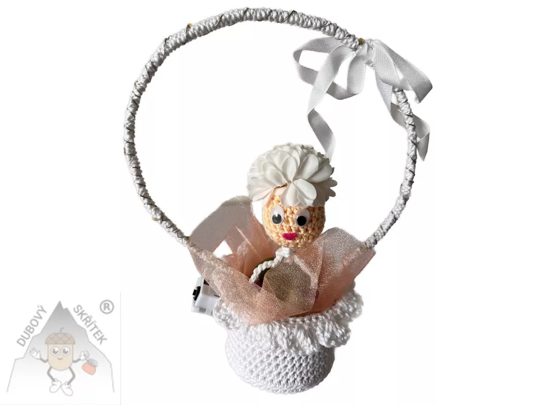 Háčkovaný košíček s mýdlovou panenkou a organzou – ruční dekorace