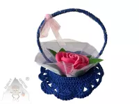 Háčkovaný košíček s mýdlovou růží, organzou a zelenými lístky – ruční dekorace