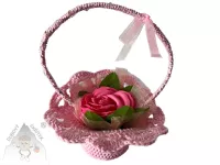 Háčkovaný košíček s mýdlovou růží, organzou a zelenými lístky – ruční dekorace