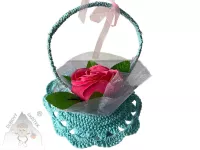 Háčkovaný košíček s mýdlovou růží, organzou a zelenými lístky – ruční dekorace