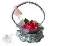 Háčkovaný košíček s mýdlovou růží, organzou a zelenými lístky – ruční dekorace