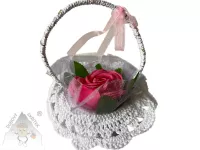 Háčkovaný košíček s mýdlovou růží, organzou a zelenými lístky – ruční dekorace