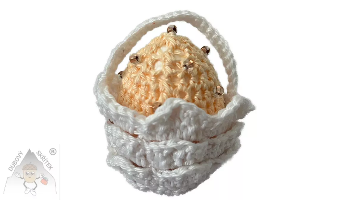 Háčkovaný mini košíček v bílé barvě s meruňkovým vajíčkem zdobeným korálky – originální velikonoční dekorace