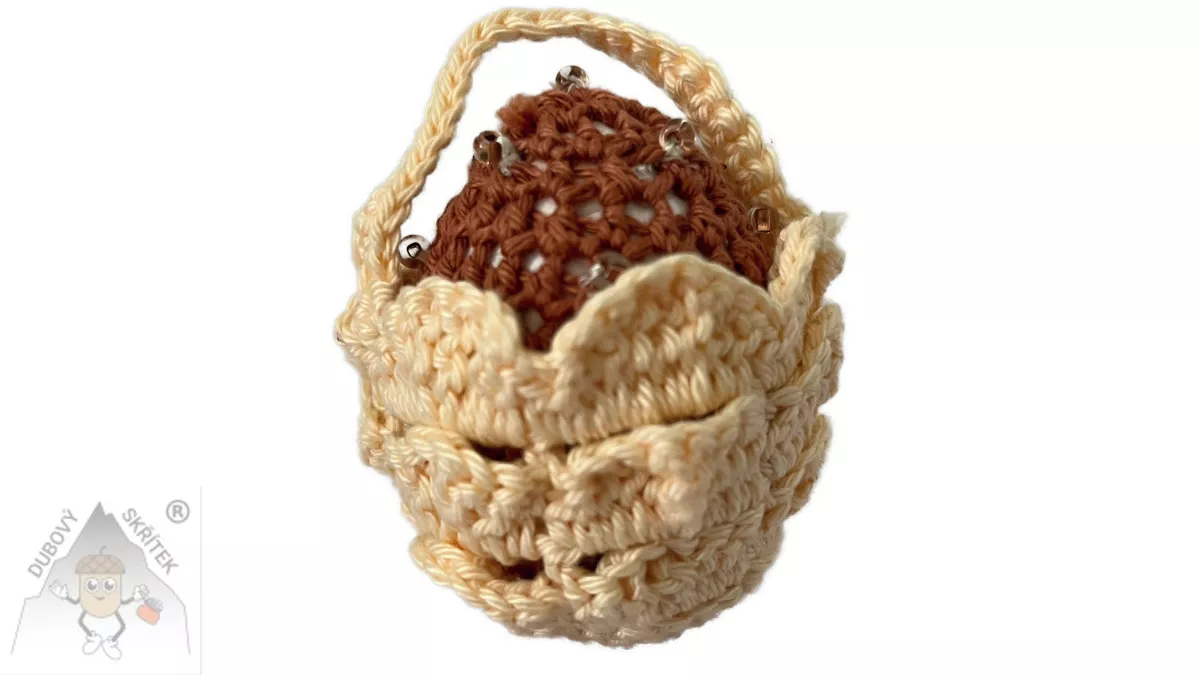 Háčkovaný mini košíček v meruňkové barvě s hnědým vajíčkem zdobeným korálky – originální velikonoční dekorace